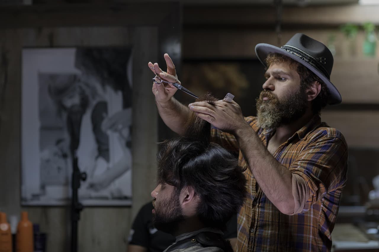 Barbearia Alcateia ambientada com cadeira vintage e iluminação dourada